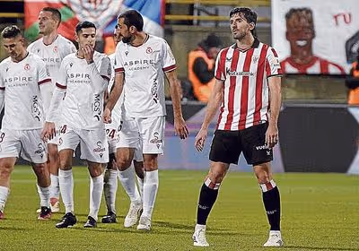 Los errores defensivos alargan la agonía en el Reino